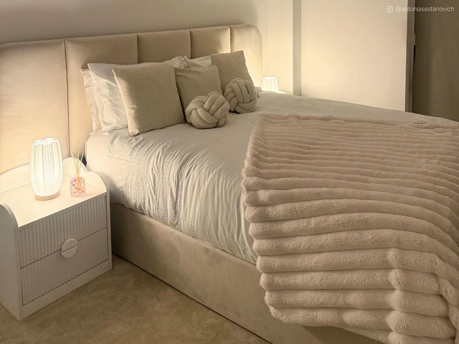 SOLACE+CO Sienna Hotel Ottoman Bed Cream Velvet – view 9